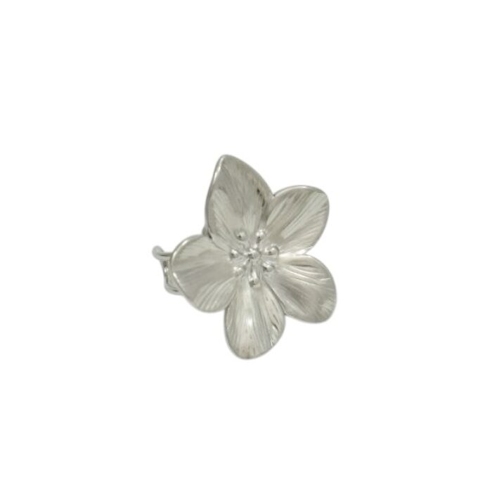 Justerbar blomring i rostfritt stål – silverfärgad ring med strukturerade kronblad.